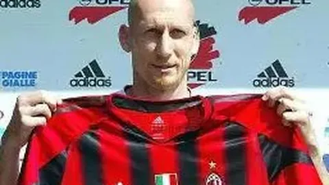 阿斯顿维拉与曼联战平，库蒂尼奥替补登场助球队扳平比分，英超第22轮焦点战平分秋色